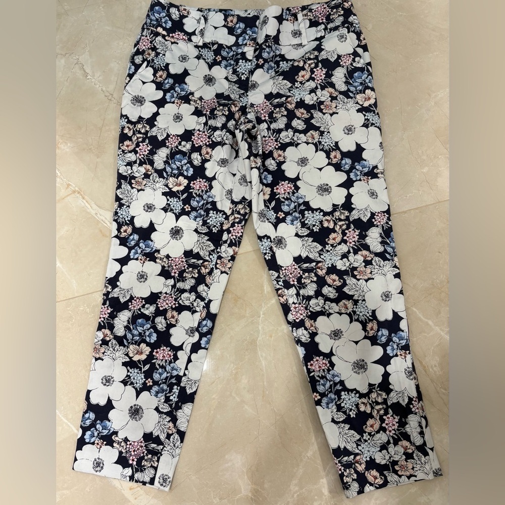 Ann Taylor Modern Crop Peony Blossom
Sketched Floral Pants Dimensions in Photos - Picture 2 of 9